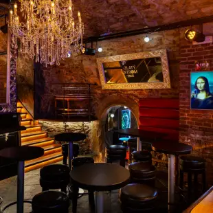 008-the-apple-show-bar-interior