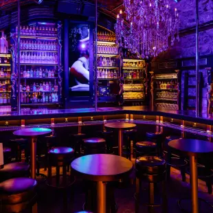 009-the-apple-show-bar-interior