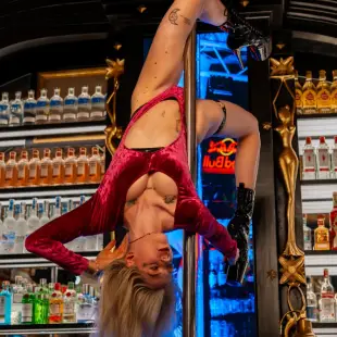 10-the-apple-pole-dancer